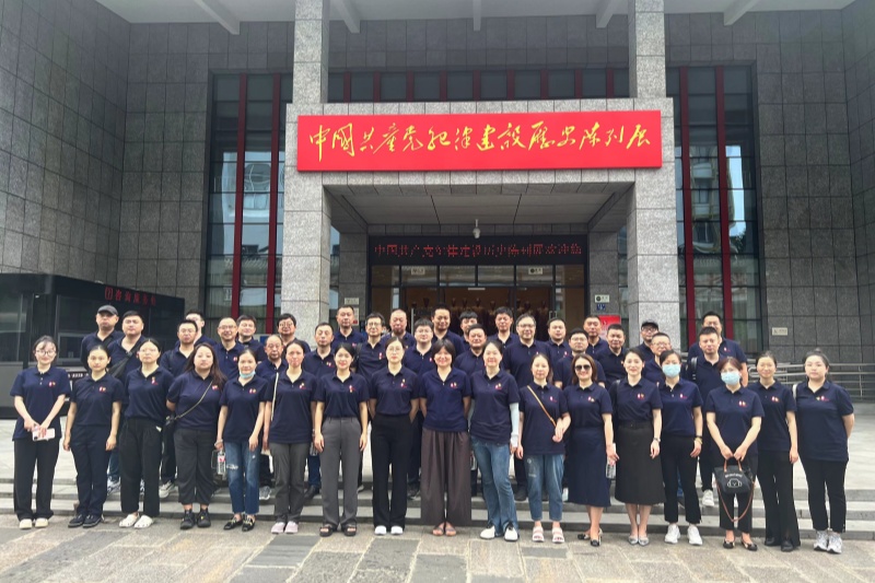 參觀陳列展合影.jpg 參觀陳列展合影.jpg