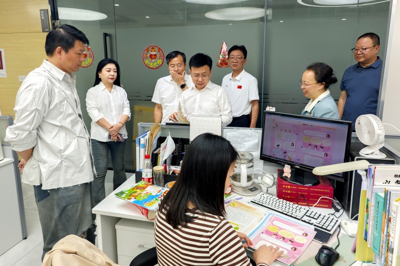 看望采編人員(1).jpg 看望采編人員(1).jpg