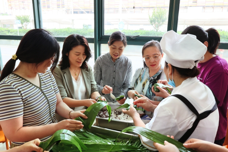 包粽子(1).jpg 包粽子(1).jpg