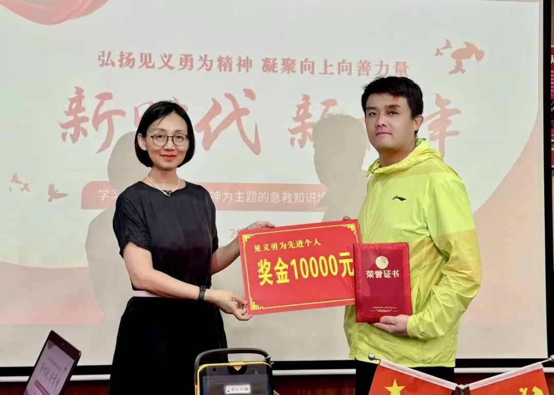 長(zhǎng)少集團(tuán)開展學(xué)習(xí)涂波見義勇為精神主題活動(dòng),強(qiáng)化急救知識(shí)培訓(xùn)2.jpg 長(zhǎng)少集團(tuán)開展學(xué)習(xí)涂波見義勇為精神主題活動(dòng),強(qiáng)化急救知識(shí)培訓(xùn)2.jpg