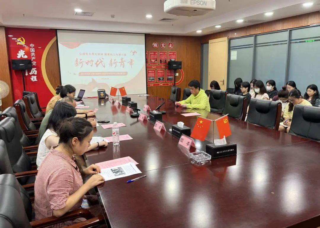 長(zhǎng)少集團(tuán)開展學(xué)習(xí)涂波見義勇為精神主題活動(dòng),強(qiáng)化急救知識(shí)培訓(xùn)1.jpg 長(zhǎng)少集團(tuán)開展學(xué)習(xí)涂波見義勇為精神主題活動(dòng),強(qiáng)化急救知識(shí)培訓(xùn)1.jpg