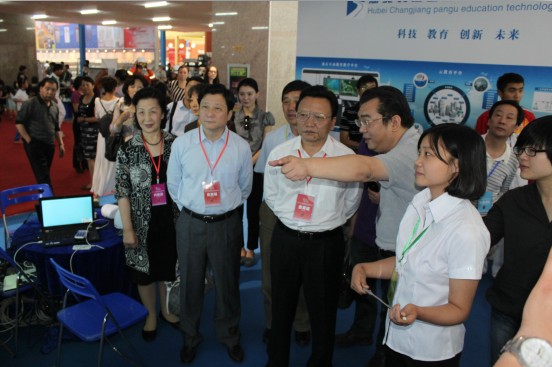 省政協(xié)涂勇副主席視察長(zhǎng)江傳媒展廳 省政協(xié)涂勇副主席視察長(zhǎng)江傳媒展廳